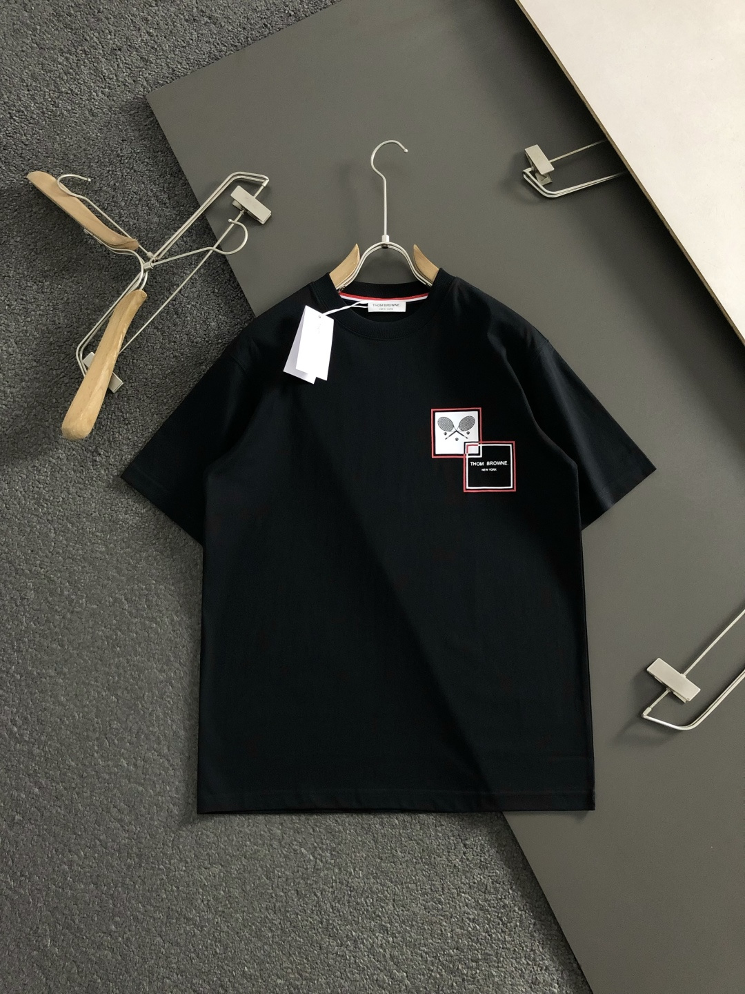 Tb*卡码拍小M-xxxl2026春夏短袖，以网球牌印花主调，巧妙融入前后幅对应印花元素，打破传统短袖的