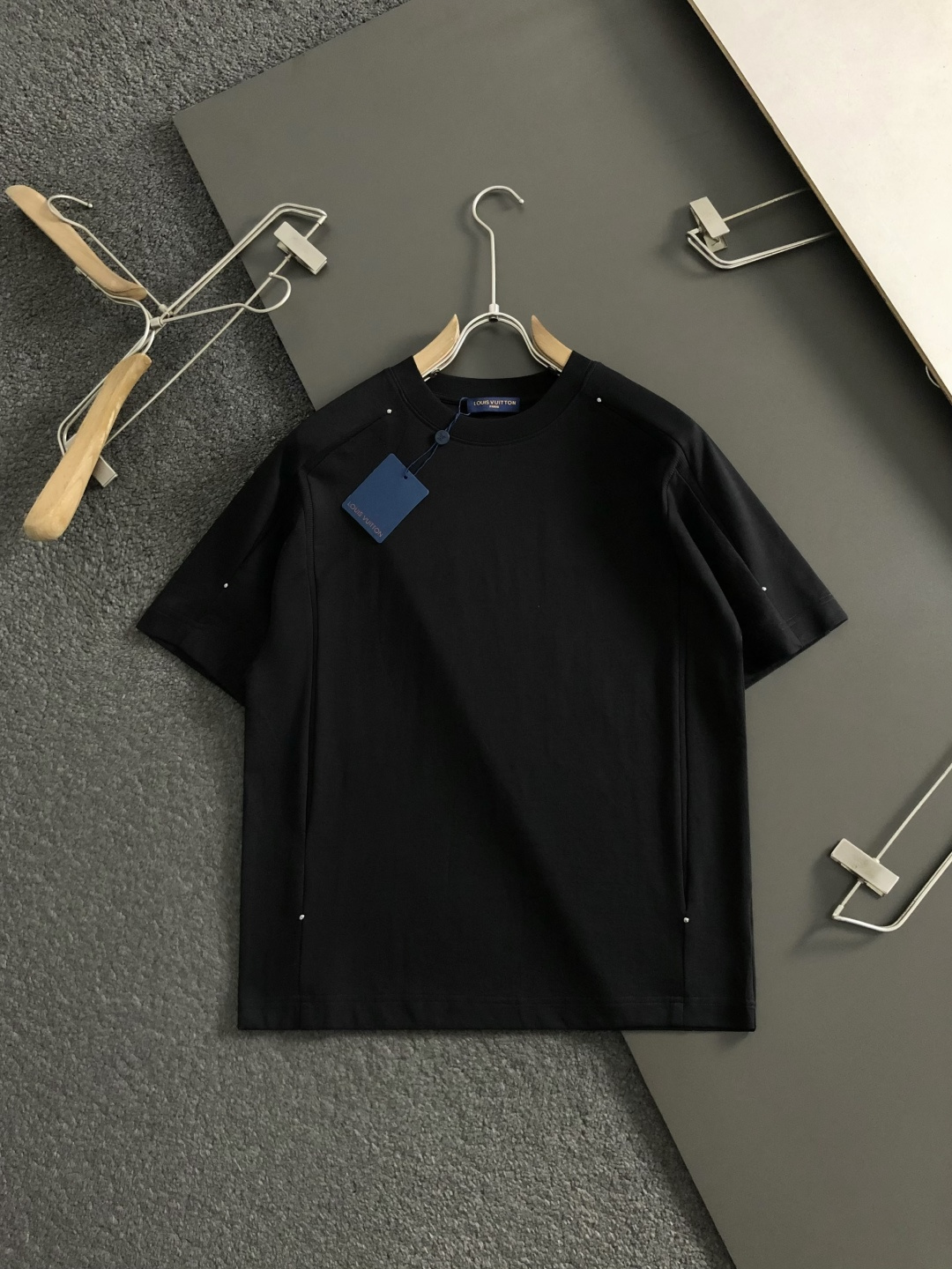 L牌*卡码拍小M-xxxl2026春夏短袖，以铆钉镂空结构为主调，巧妙融入后幅植绒印花元素，打破传统短袖