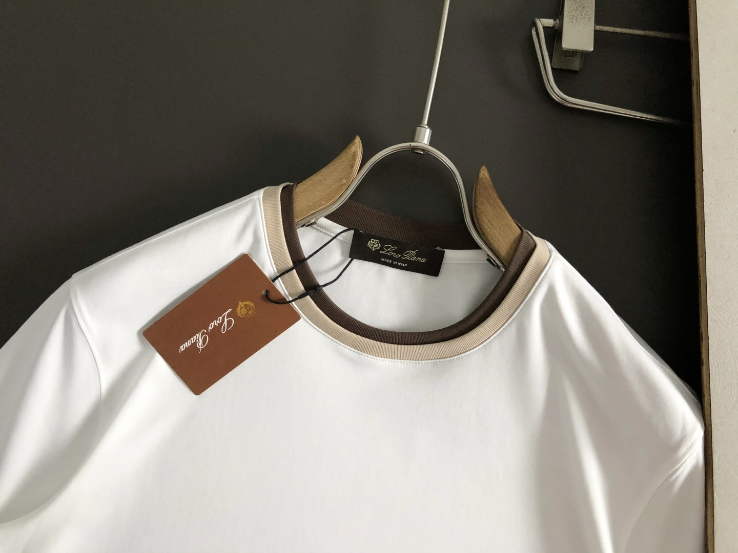 Loro Piana*正码正拍 m-xxl2026春夏短袖，以双层领口撞色为主调，巧妙融入专柜元素，打破