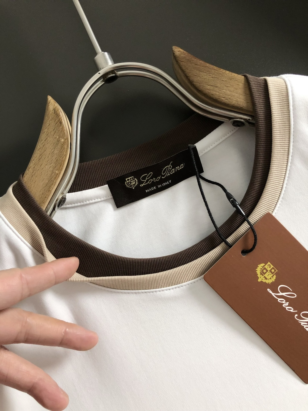 Loro Piana*正码正拍 m-xxl2026春夏短袖，以双层领口撞色为主调，巧妙融入专柜元素，打破