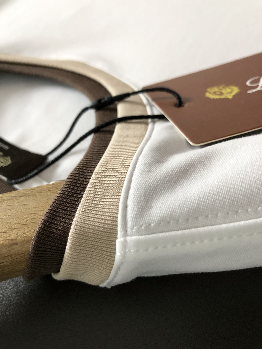 Loro Piana*正码正拍 m-xxl2026春夏短袖，以双层领口撞色为主调，巧妙融入专柜元素，打破