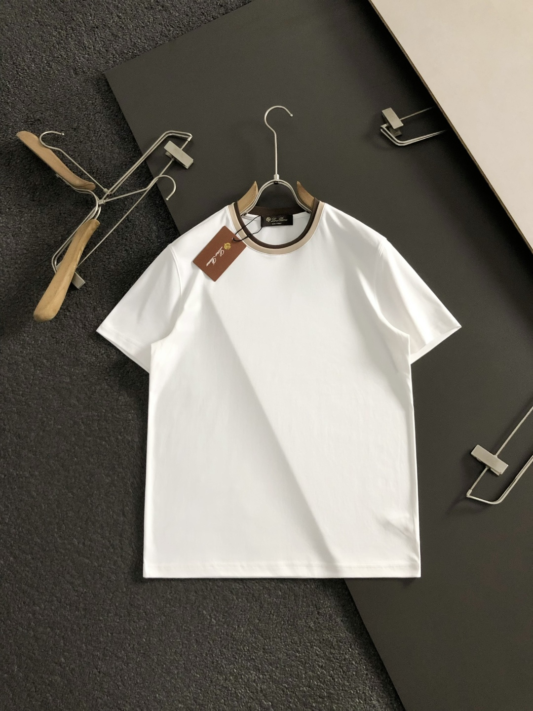 Loro Piana*正码正拍 m-xxl2026春夏短袖，以双层领口撞色为主调，巧妙融入专柜元素，打破