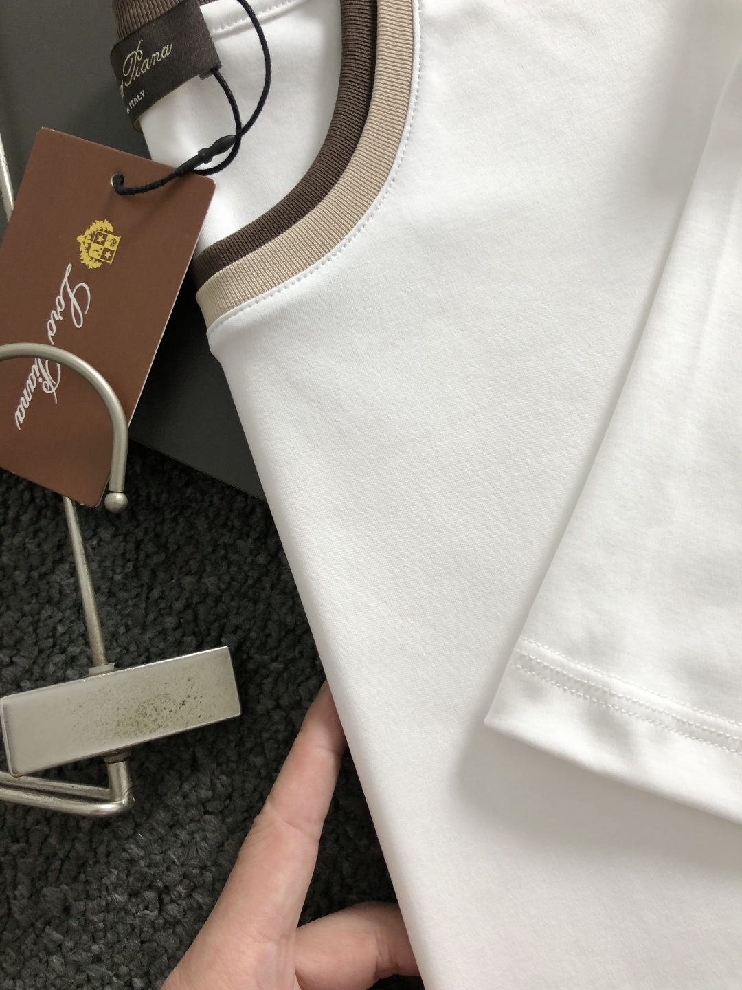 Loro Piana*正码正拍 m-xxl2026春夏短袖，以双层领口撞色为主调，巧妙融入专柜元素，打破