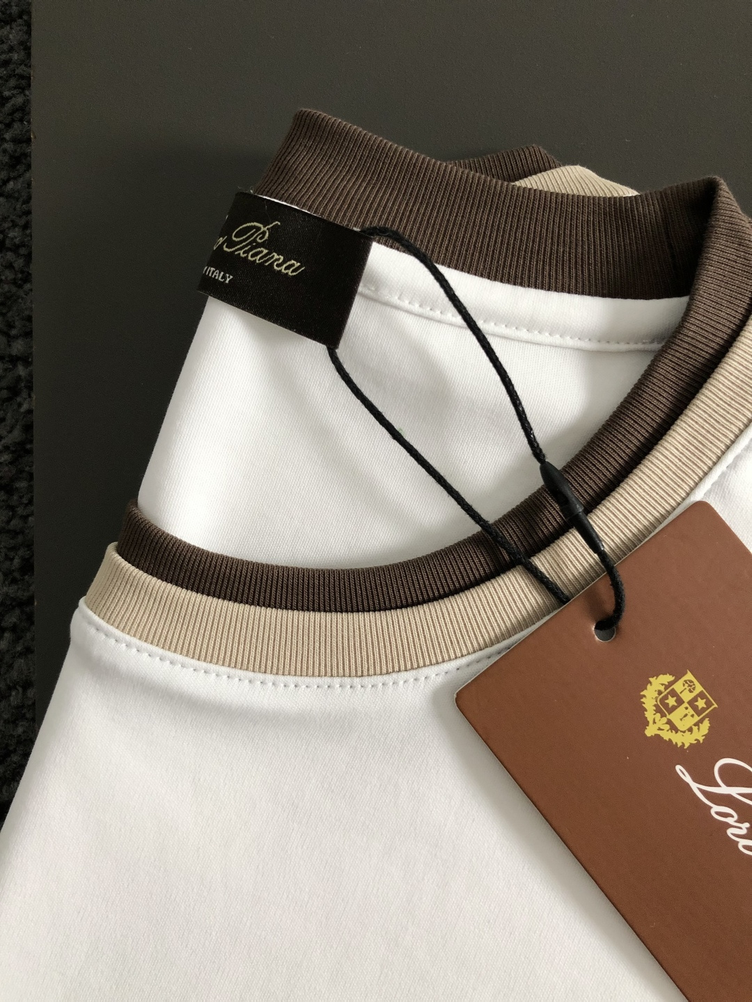 Loro Piana*正码正拍 m-xxl2026春夏短袖，以双层领口撞色为主调，巧妙融入专柜元素，打破