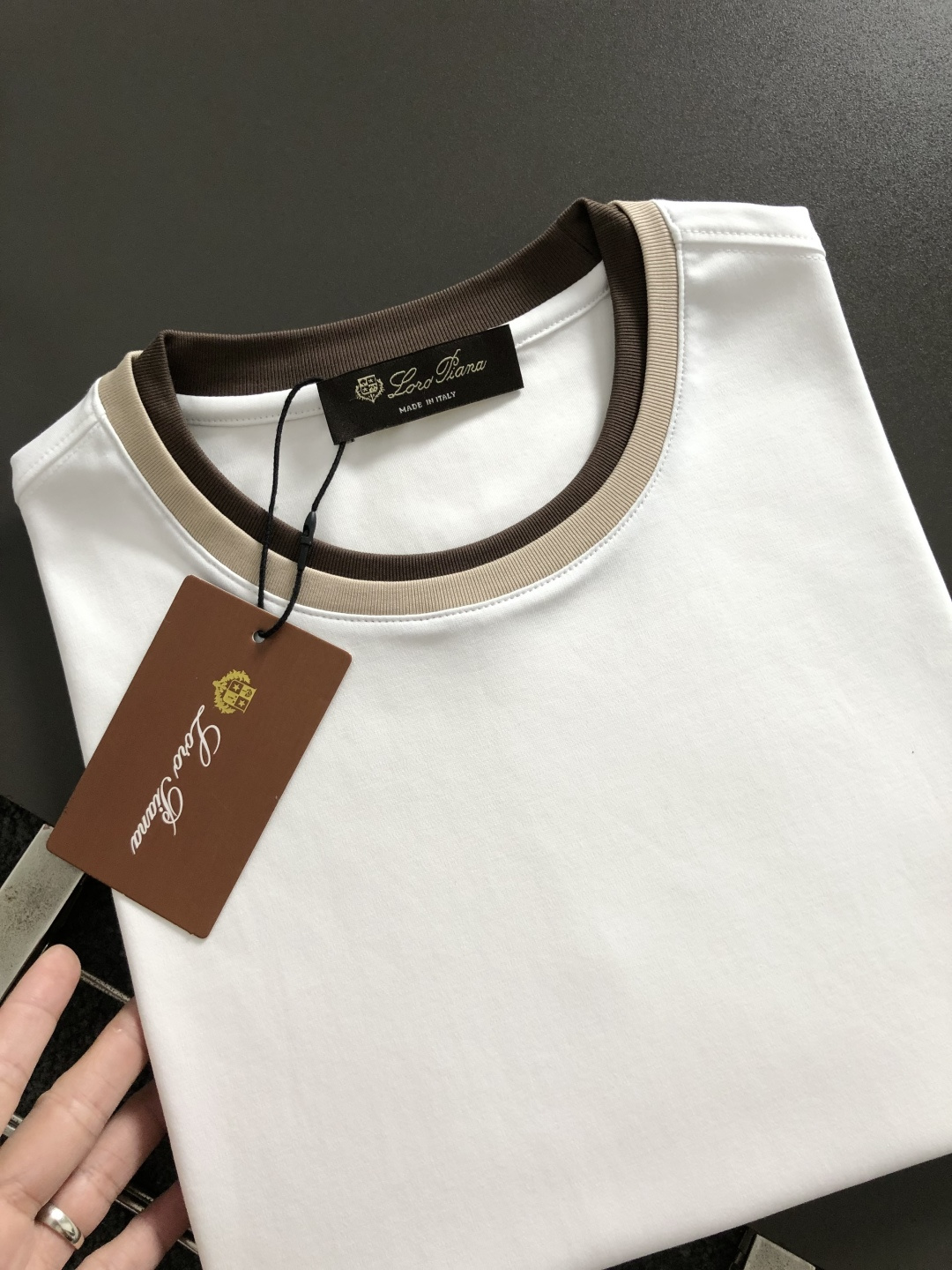 Loro Piana*正码正拍 m-xxl2026春夏短袖，以双层领口撞色为主调，巧妙融入专柜元素，打破