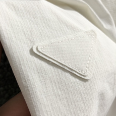 Prad*套装版型 m-xxl2026春夏短袖,以贴布三角标防晒套装为主调,巧妙融入纯色百搭面料元素,打 Prad*套装版型 m-xxl2026春夏短袖,以贴布三角标防晒套装为主调,巧妙融入纯色百搭面料元素,打
