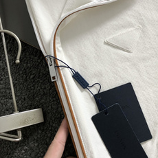 Prad*套装版型 m-xxl2026春夏短袖,以贴布三角标防晒套装为主调,巧妙融入纯色百搭面料元素,打 Prad*套装版型 m-xxl2026春夏短袖,以贴布三角标防晒套装为主调,巧妙融入纯色百搭面料元素,打