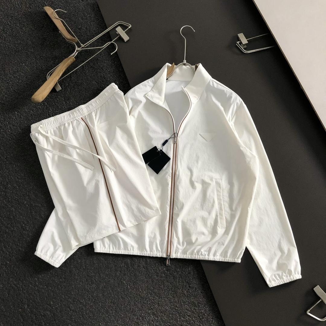Prad*套装版型 m-xxl2026春夏短袖，以贴布三角标防晒套装为主调，巧妙融入纯色百搭面料元素，打