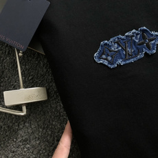 L牌*正码正拍S-Xl2026春夏短袖,以黑色牛仔贴布绣为主调,巧妙融入专柜元素,打破传统短袖的单调感, L牌*正码正拍S-Xl2026春夏短袖,以黑色牛仔贴布绣为主调,巧妙融入专柜元素,打破传统短袖的单调感,