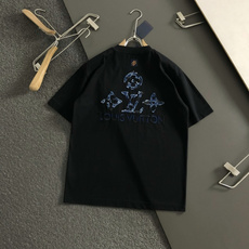 L牌*正码正拍S-Xl2026春夏短袖,以黑色牛仔贴布绣为主调,巧妙融入专柜元素,打破传统短袖的单调感, L牌*正码正拍S-Xl2026春夏短袖,以黑色牛仔贴布绣为主调,巧妙融入专柜元素,打破传统短袖的单调感,