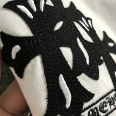 Ch*正码正拍S-Xl2026春夏短袖,以黑白撞色插肩袖十字梵文刺绣主调,巧妙融入专柜元素,打破传统短袖 Ch*正码正拍S-Xl2026春夏短袖,以黑白撞色插肩袖十字梵文刺绣主调,巧妙融入专柜元素,打破传统短袖