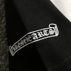 Ch*正码正拍S-Xl2026春夏短袖,以黑白撞色插肩袖十字梵文刺绣主调,巧妙融入专柜元素,打破传统短袖 Ch*正码正拍S-Xl2026春夏短袖,以黑白撞色插肩袖十字梵文刺绣主调,巧妙融入专柜元素,打破传统短袖