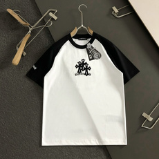Ch*正码正拍S-Xl2026春夏短袖,以黑白撞色插肩袖十字梵文刺绣主调,巧妙融入专柜元素,打破传统短袖 Ch*正码正拍S-Xl2026春夏短袖,以黑白撞色插肩袖十字梵文刺绣主调,巧妙融入专柜元素,打破传统短袖