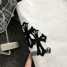 Ch*正码正拍S-Xl2026春夏短袖,以黑白撞色插肩袖十字梵文刺绣主调,巧妙融入专柜元素,打破传统短袖 Ch*正码正拍S-Xl2026春夏短袖,以黑白撞色插肩袖十字梵文刺绣主调,巧妙融入专柜元素,打破传统短袖