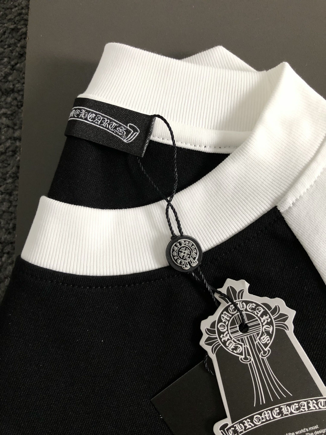 Ch*正码正拍S-Xl2026春夏短袖，以黑白撞色插肩袖十字梵文刺绣主调，巧妙融入专柜元素，打破传统短袖