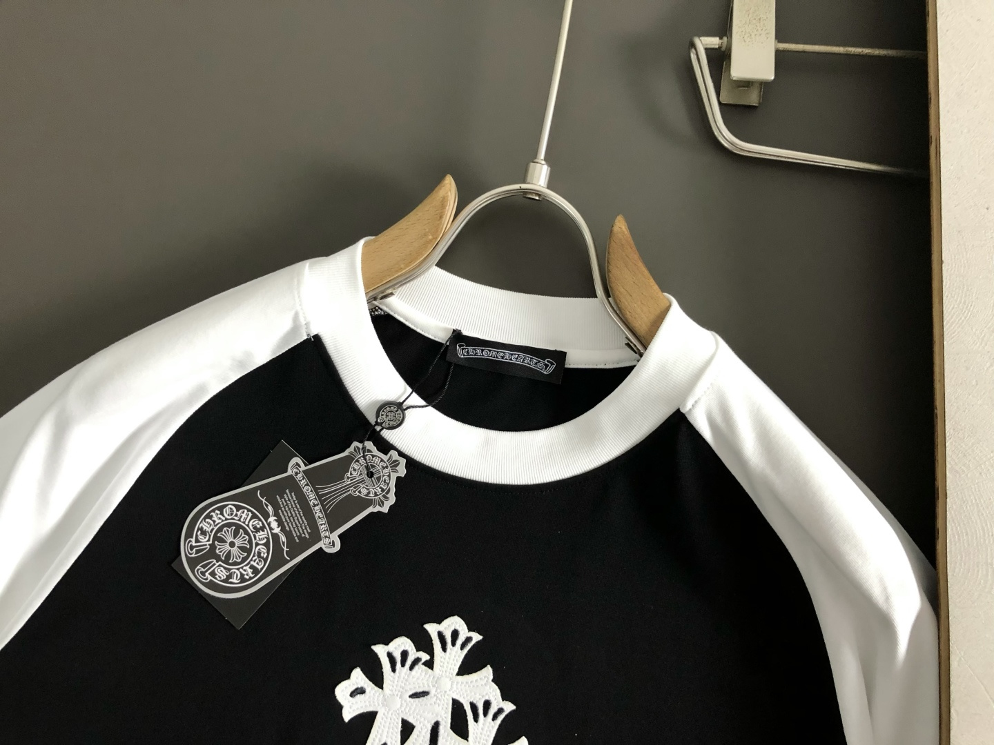 Ch*正码正拍S-Xl2026春夏短袖，以黑白撞色插肩袖十字梵文刺绣主调，巧妙融入专柜元素，打破传统短袖