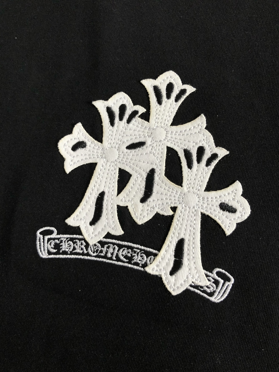 Ch*正码正拍S-Xl2026春夏短袖，以黑白撞色插肩袖十字梵文刺绣主调，巧妙融入专柜元素，打破传统短袖