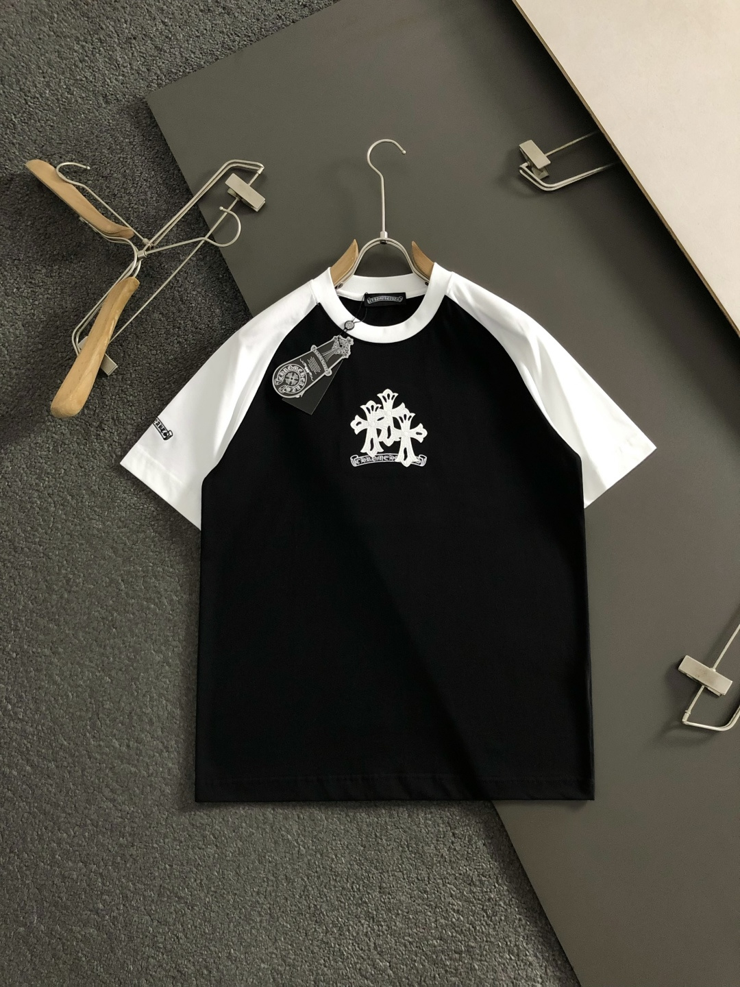 Ch*正码正拍S-Xl2026春夏短袖，以黑白撞色插肩袖十字梵文刺绣主调，巧妙融入专柜元素，打破传统短袖