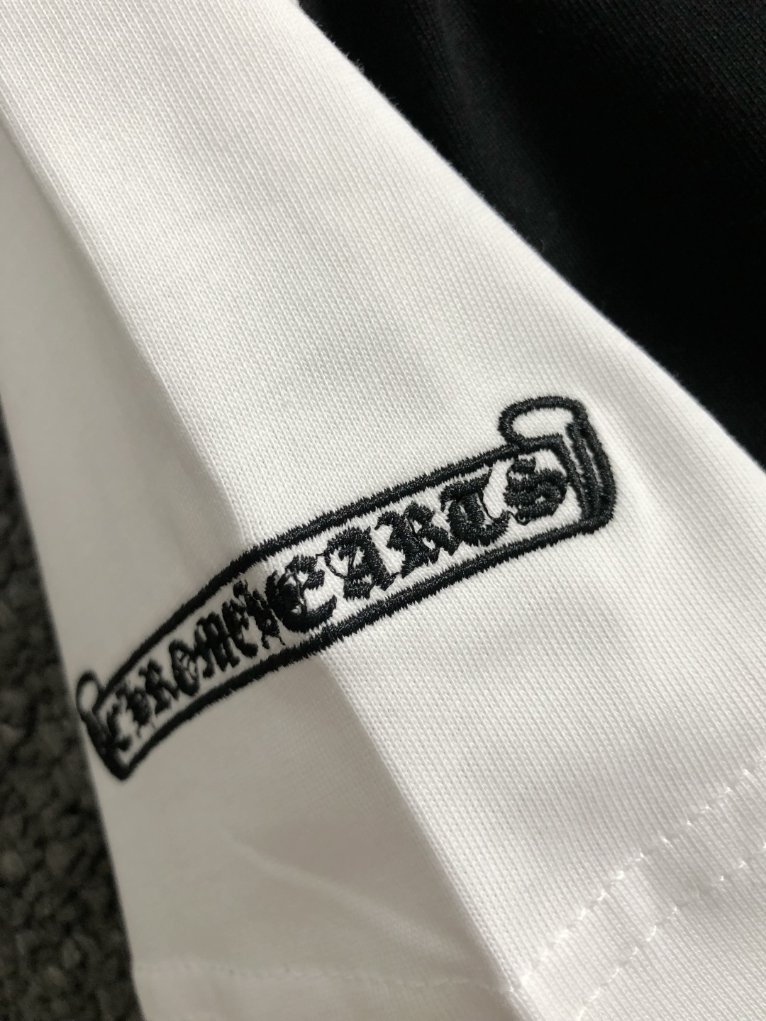 Ch*正码正拍S-Xl2026春夏短袖，以黑白撞色插肩袖十字梵文刺绣主调，巧妙融入专柜元素，打破传统短袖