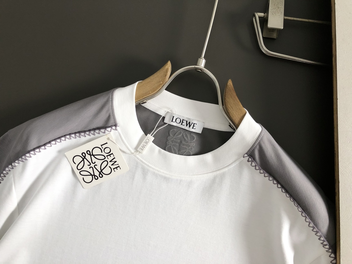 Low*卡码拍小M-xxxl2026春夏短袖，以黑灰撞色为主调，巧妙融入前幅刺绣logo元素，打破传统短