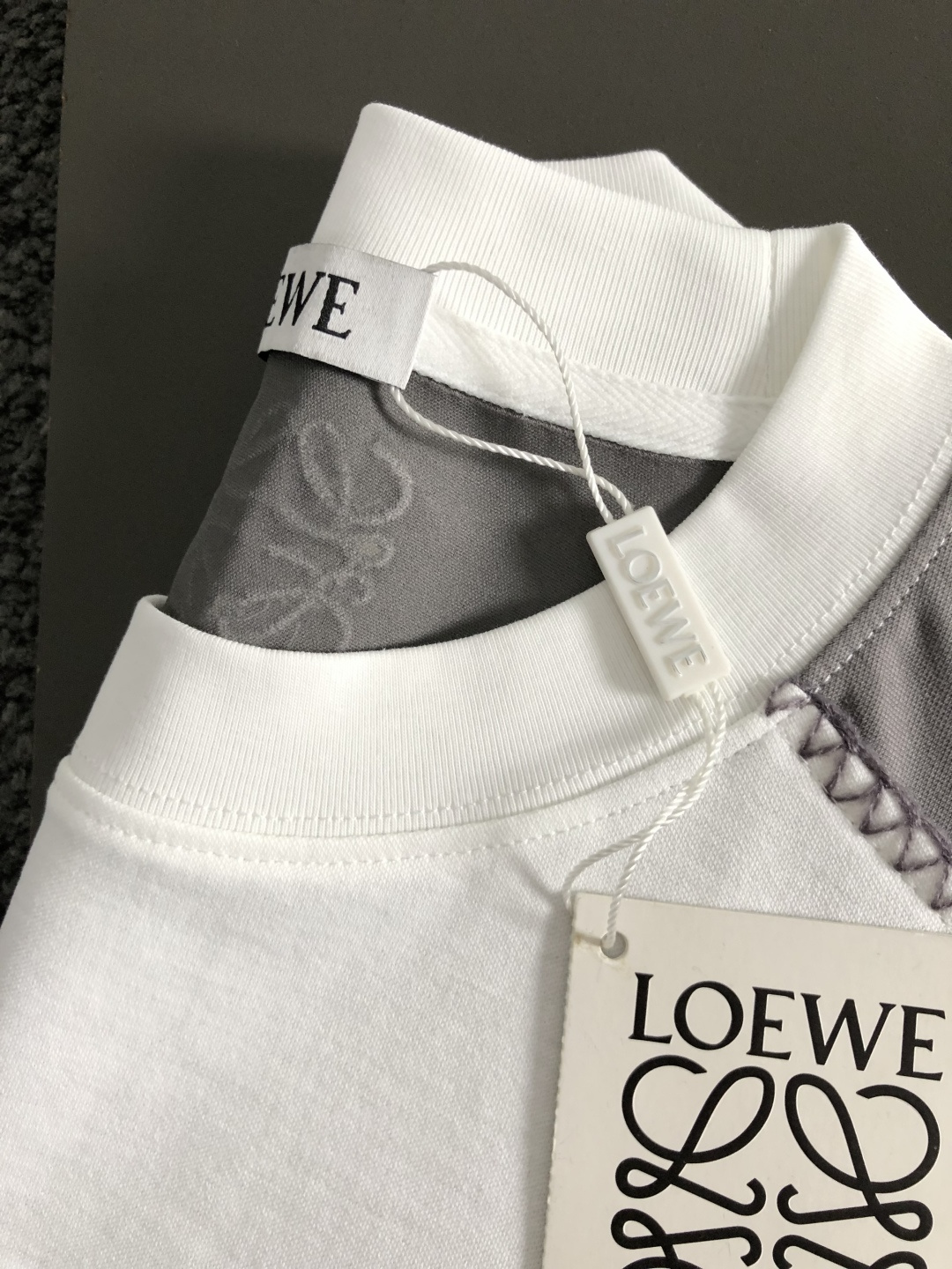 Low*卡码拍小M-xxxl2026春夏短袖，以黑灰撞色为主调，巧妙融入前幅刺绣logo元素，打破传统短