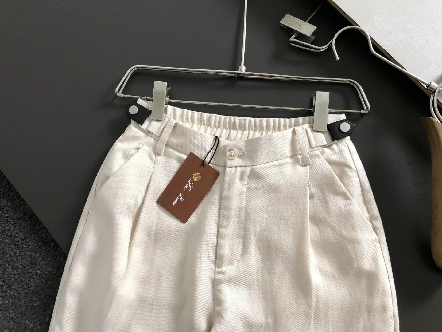Loro Piana*合身版型S-xxl2026春夏天丝亚麻休闲裤，以经典简约燕麦色皮扣标为主调，巧妙融