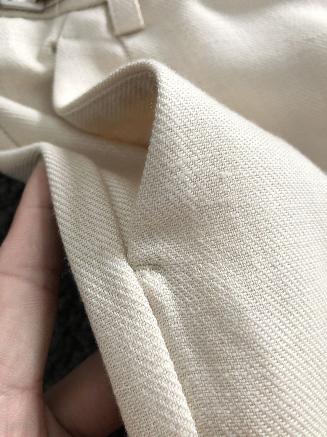 Loro Piana*合身版型S-xxl2026春夏天丝亚麻休闲裤，以经典简约燕麦色皮扣标为主调，巧妙融