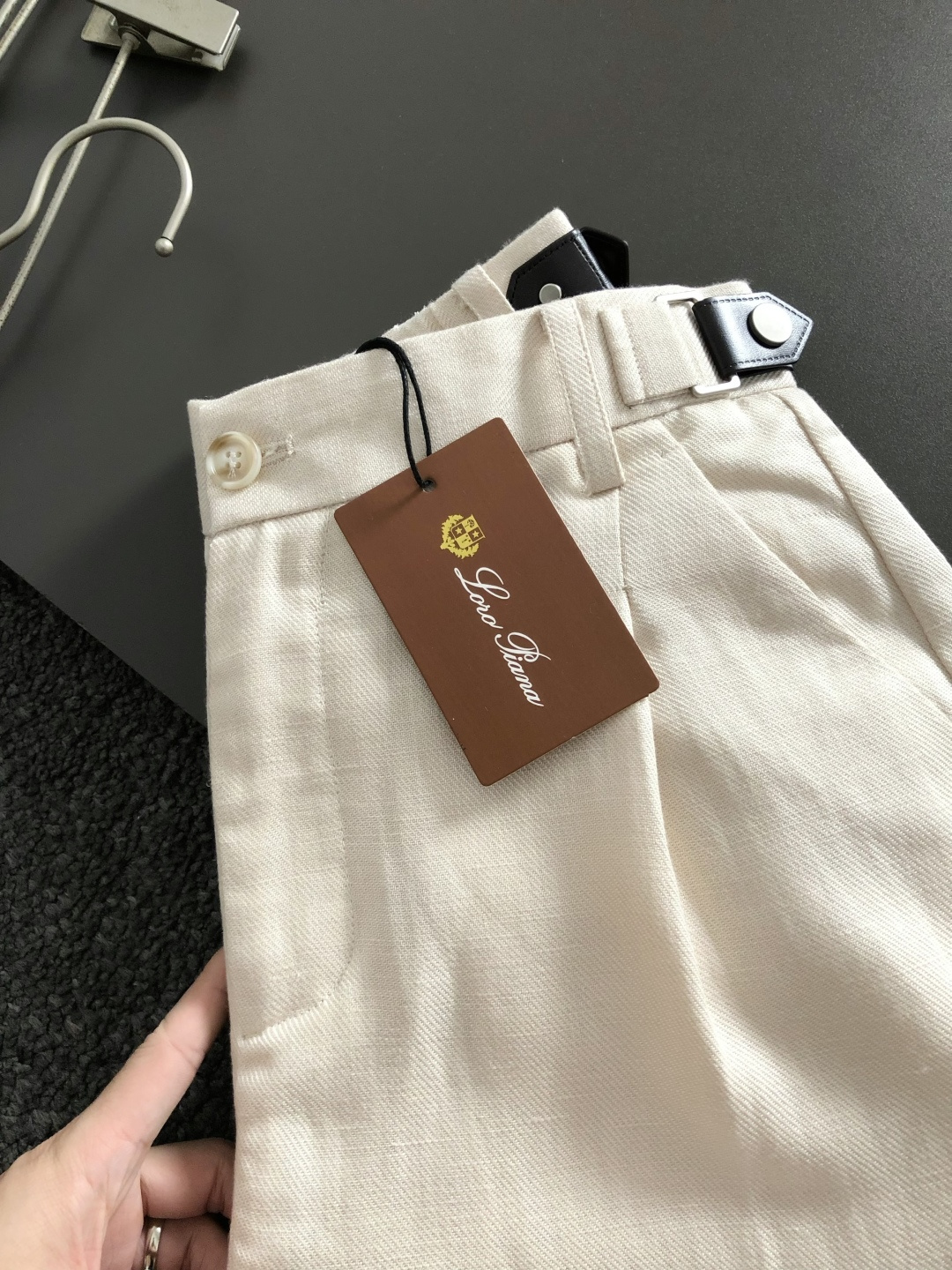 Loro Piana*合身版型S-xxl2026春夏天丝亚麻休闲裤，以经典简约燕麦色皮扣标为主调，巧妙融