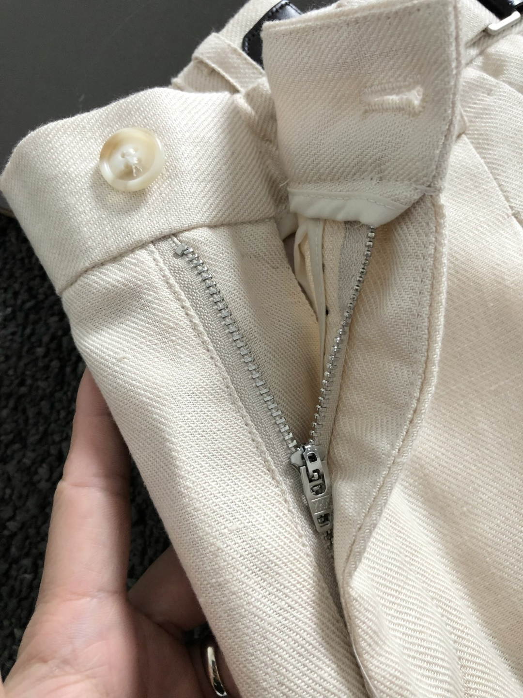 Loro Piana*合身版型S-xxl2026春夏天丝亚麻休闲裤，以经典简约燕麦色皮扣标为主调，巧妙融