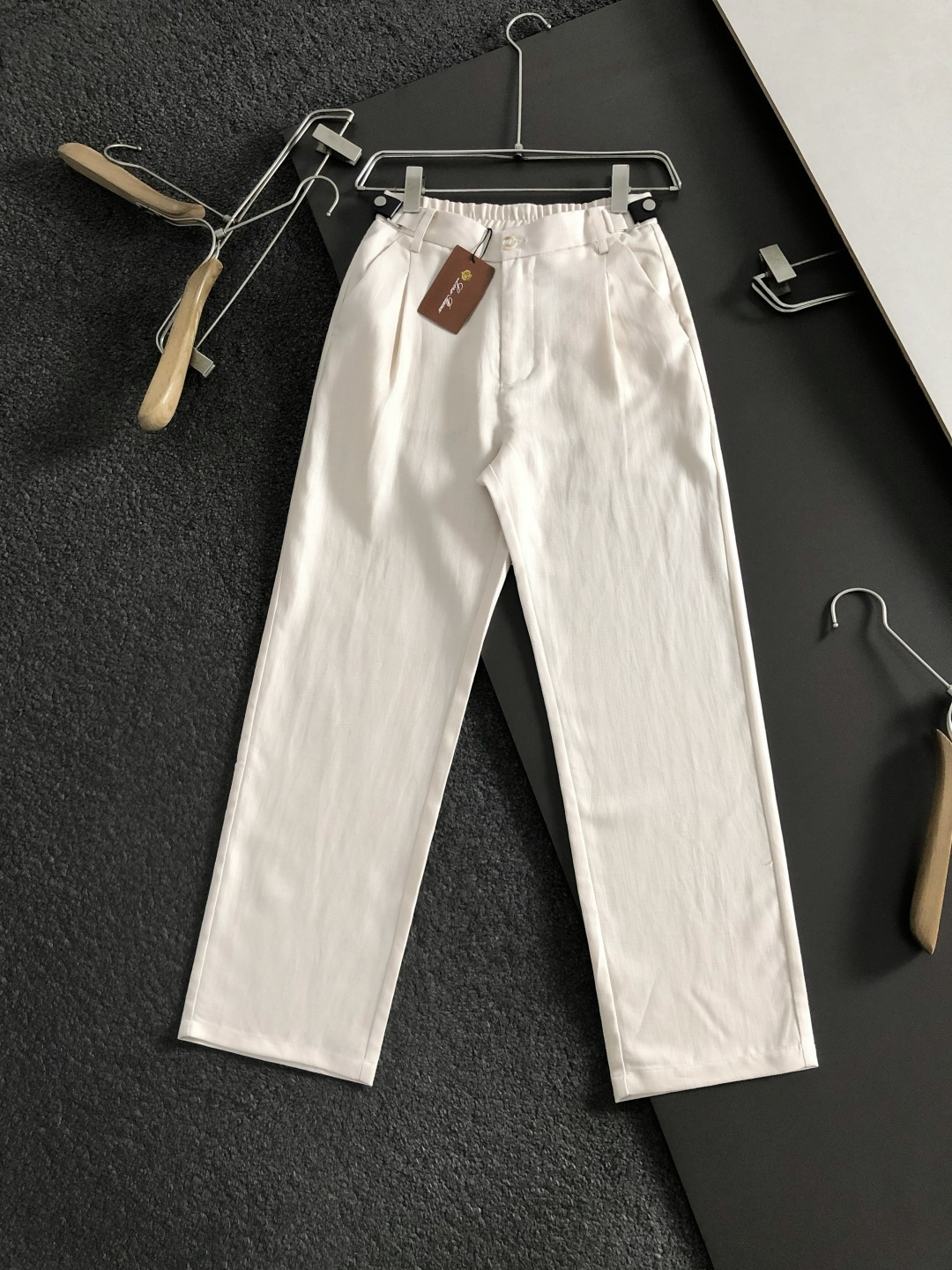 Loro Piana*合身版型S-xxl2026春夏天丝亚麻休闲裤，以经典简约燕麦色皮扣标为主调，巧妙融