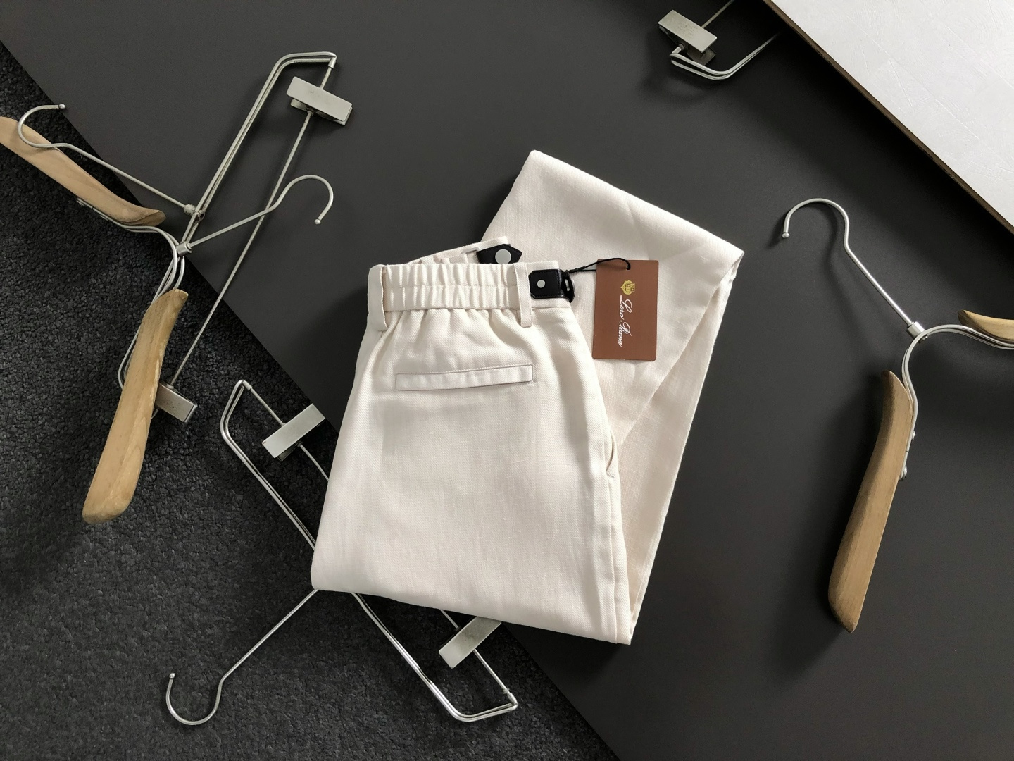 Loro Piana*合身版型S-xxl2026春夏天丝亚麻休闲裤，以经典简约燕麦色皮扣标为主调，巧妙融