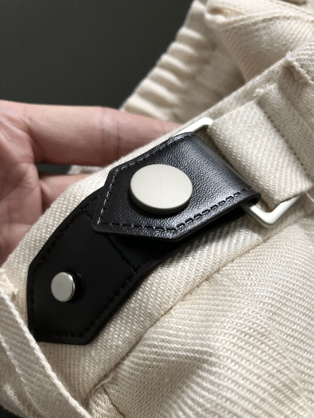 Loro Piana*合身版型S-xxl2026春夏天丝亚麻休闲裤，以经典简约燕麦色皮扣标为主调，巧妙融