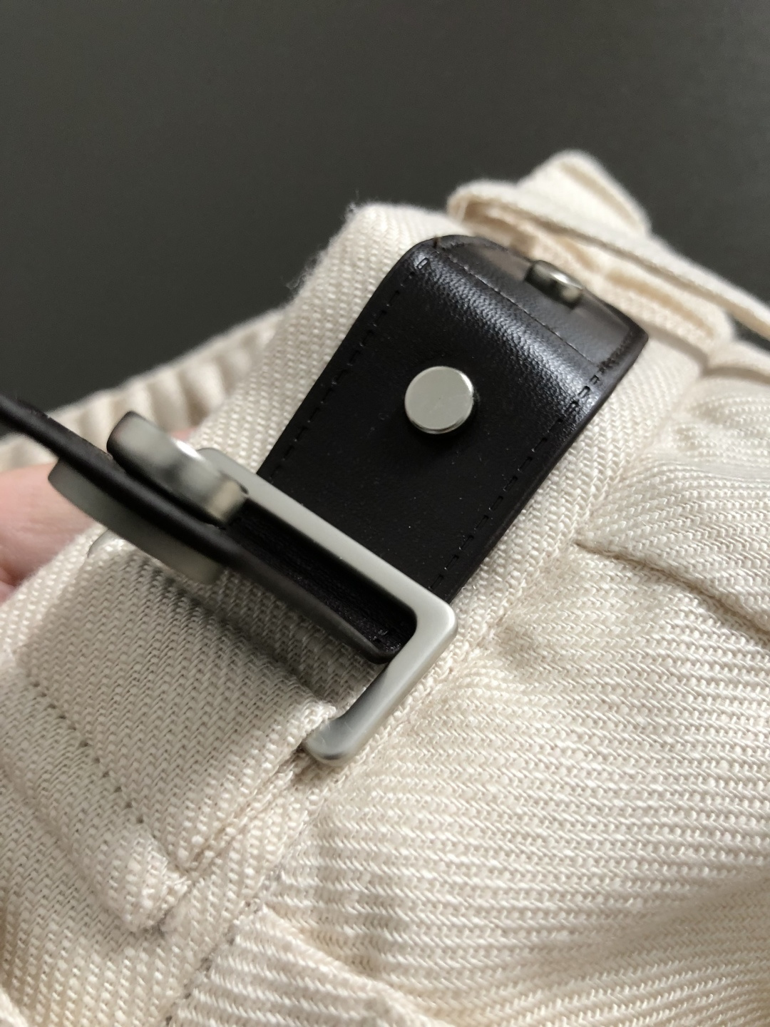 Loro Piana*合身版型S-xxl2026春夏天丝亚麻休闲裤，以经典简约燕麦色皮扣标为主调，巧妙融