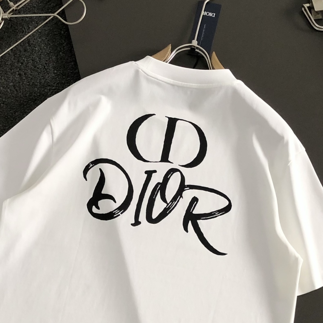 Dir*卡码拍小M-xxxl2026春夏短袖，以字母印花为主调，巧妙融入专柜元素，打破传统短袖的单调感，