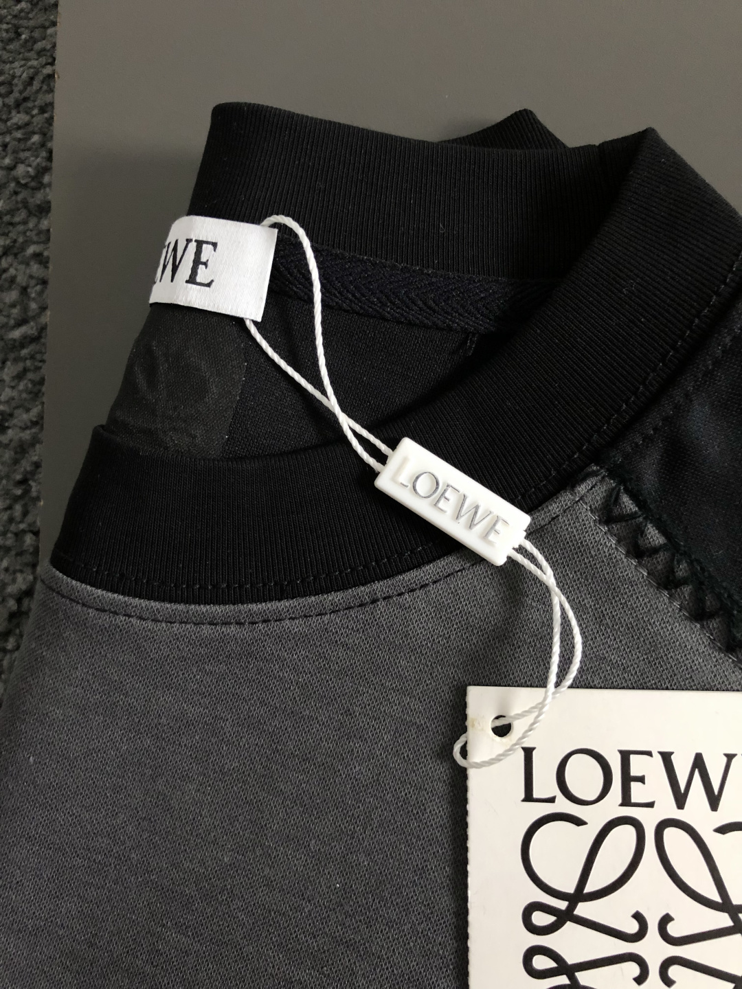 Low*卡码拍小M-xxxl2026春夏短袖，以黑灰撞色为主调，巧妙融入前幅刺绣logo元素，打破传统短