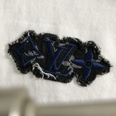 L牌*正码正拍S-Xl2026春夏短袖,以黑色牛仔贴布绣为主调,巧妙融入专柜元素,打破传统短袖的单调感, L牌*正码正拍S-Xl2026春夏短袖,以黑色牛仔贴布绣为主调,巧妙融入专柜元素,打破传统短袖的单调感,