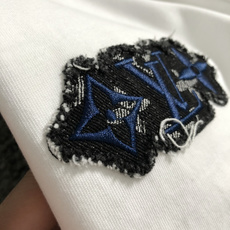 L牌*正码正拍S-Xl2026春夏短袖,以黑色牛仔贴布绣为主调,巧妙融入专柜元素,打破传统短袖的单调感, L牌*正码正拍S-Xl2026春夏短袖,以黑色牛仔贴布绣为主调,巧妙融入专柜元素,打破传统短袖的单调感,