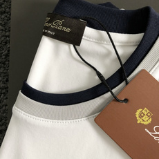 Loro Piana*正码正拍 m-xxl2026春夏短袖,以双层领口撞色为主调,巧妙融入专柜元素,打破 Loro Piana*正码正拍 m-xxl2026春夏短袖,以双层领口撞色为主调,巧妙融入专柜元素,打破