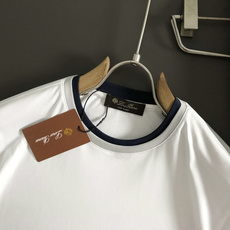 Loro Piana*正码正拍 m-xxl2026春夏短袖,以双层领口撞色为主调,巧妙融入专柜元素,打破 Loro Piana*正码正拍 m-xxl2026春夏短袖,以双层领口撞色为主调,巧妙融入专柜元素,打破