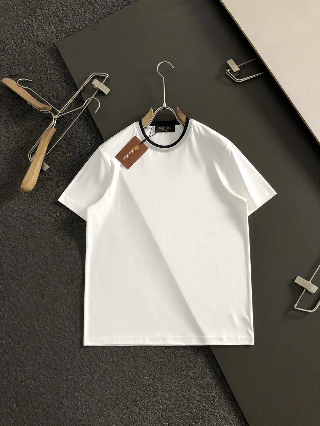 Loro Piana*正码正拍 m-xxl2026春夏短袖，以双层领口撞色为主调，巧妙融入专柜元素，打破