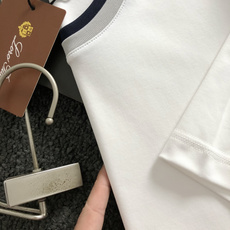 Loro Piana*正码正拍 m-xxl2026春夏短袖,以双层领口撞色为主调,巧妙融入专柜元素,打破 Loro Piana*正码正拍 m-xxl2026春夏短袖,以双层领口撞色为主调,巧妙融入专柜元素,打破