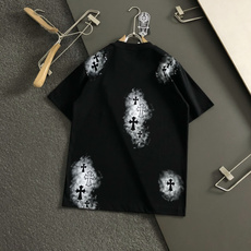 Ch*正码正拍S-Xl2026春夏短袖,十字梵文贴皮绣主调,巧妙融入专柜元素,打破传统短袖的单调感,彰显 Ch*正码正拍S-Xl2026春夏短袖,十字梵文贴皮绣主调,巧妙融入专柜元素,打破传统短袖的单调感,彰显