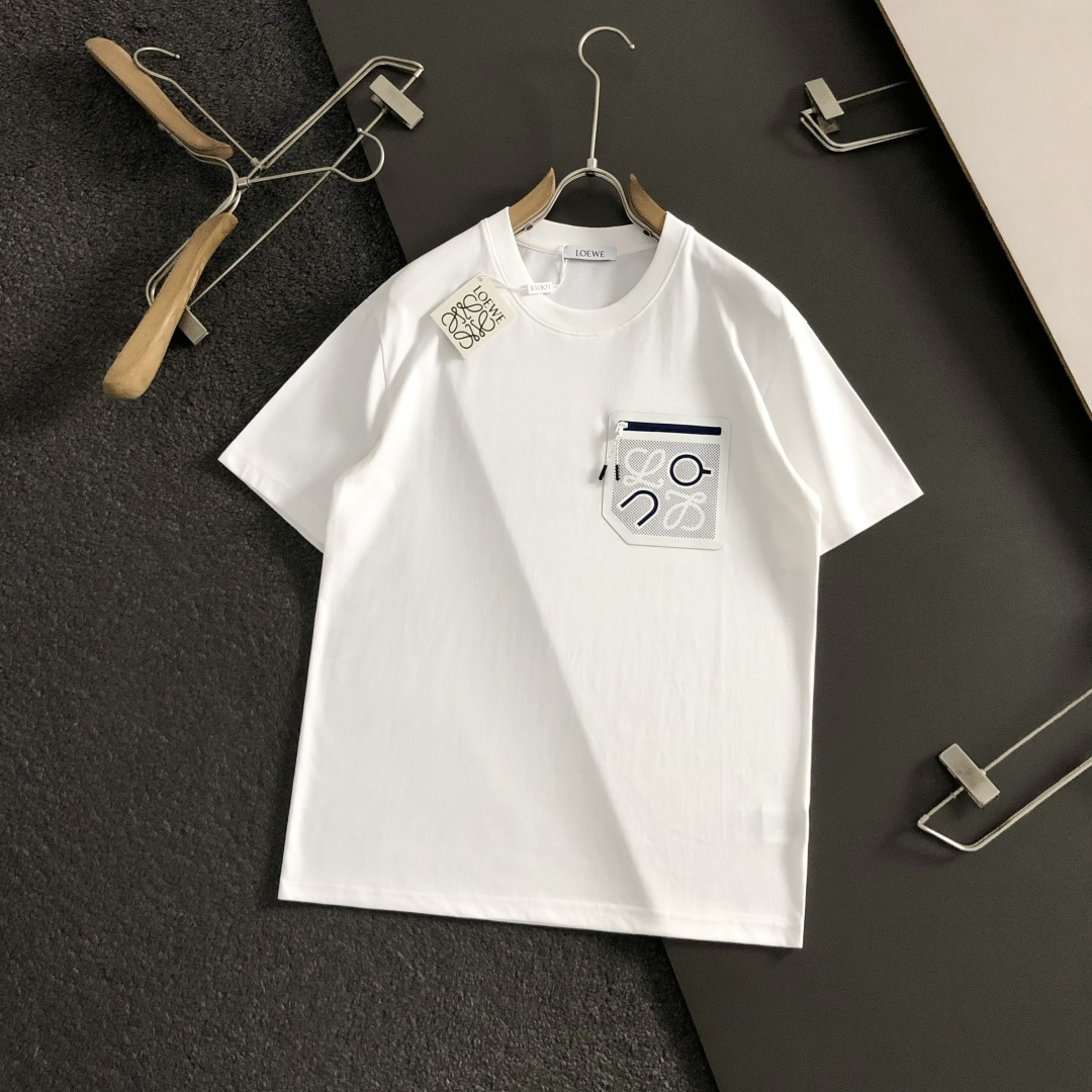 low*正码正拍XS-L2026春夏短袖，以口袋立体胶印字母主调，巧妙融入最新logo元素，打破传统短袖