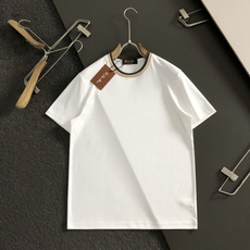 Loro Piana*正码正拍 m-xxl2026春夏短袖,以双层领口撞色为主调,巧妙融入专柜元素,打破 Loro Piana*正码正拍 m-xxl2026春夏短袖,以双层领口撞色为主调,巧妙融入专柜元素,打破