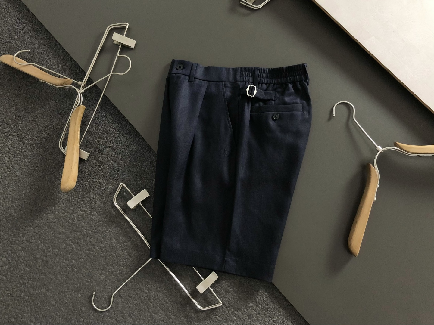 Loro Piana*正码正拍M-xxxl2026春夏天丝亚麻休闲裤，以经典藏蓝色金属扣为主调，巧妙融入