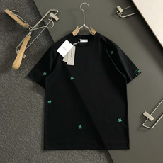 Fend*正码正拍S-Xl 2026春夏短袖,以绿色4叶草立体刺绣为主调,巧妙融入专柜元素,打破传统短袖的单调感,彰显个 Fend*正码正拍S-Xl 2026春夏短袖,以绿色4叶草立体刺绣为主调,巧妙融入专柜元素,打破传统短袖的单调感,彰显个