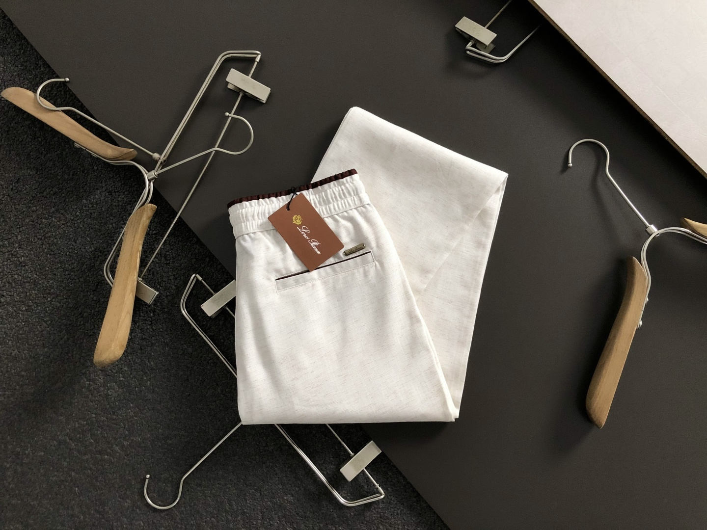 Loro Piana*合身版型29-362026春夏亚麻休闲裤，以黑咖经典配色简约为主调，巧妙融入专柜五