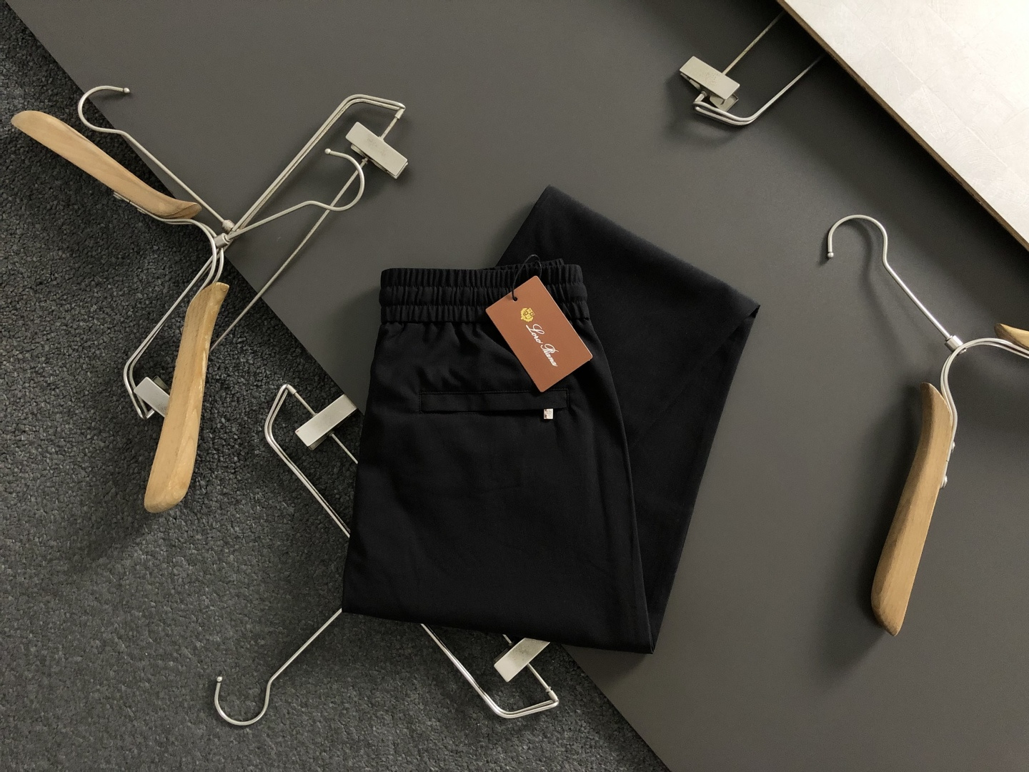 Loro Piana*合身版型29-362026春夏亚麻休闲裤，以黑咖经典配色简约为主调，巧妙融入专柜五