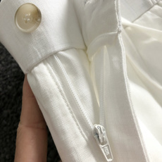 Loro Piana*合身版型29-362026春夏亚麻休闲裤,以经典纯色简约为主调,巧妙融入专柜五金辅 Loro Piana*合身版型29-362026春夏亚麻休闲裤,以经典纯色简约为主调,巧妙融入专柜五金辅