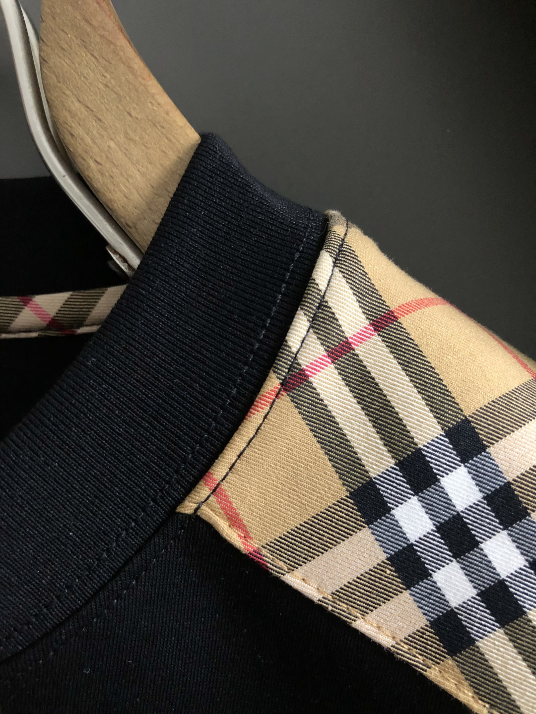 BBR*卡码拍小M-xxxl2026春夏短袖，以格纹拼接口袋款骑士刺绣主调，巧妙融入格纹拼接元素，打破传